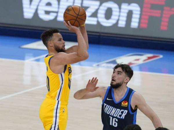 Stephen Curry, de los Warriors de Golden State, dispara frente a Ty Jerome, del Thunder de Oklahoma City. Foto:AP