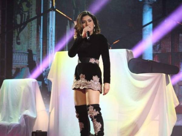 Katheryn Banegas cantó 'Como tu mujer' en La Academia. Foto: Facebook