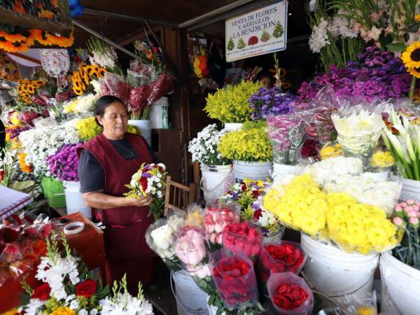 Los capitalinos tienen muchas opciones para poder decorar las tumbas. Una variedad de coronas se ofrecen en los mercados de Comayagüela a los capitalinos.