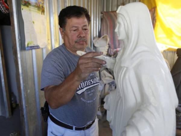 Con 50 años de dedicarse a este oficio, don Manuel sigue trabajando como el primer día. Fotos: Marvin Salgado / EL HERALDO.