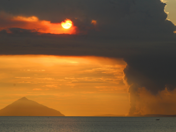 Este volcán ha estado esporádicamente activo desde que emergiera del mar a principios del siglo pasado.