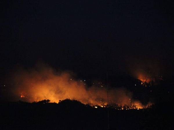 Con varios focos, el incendio ha afectado la aldea Las Moras y se ha propagado hacia El Chimbo y la montaña del Trigo.