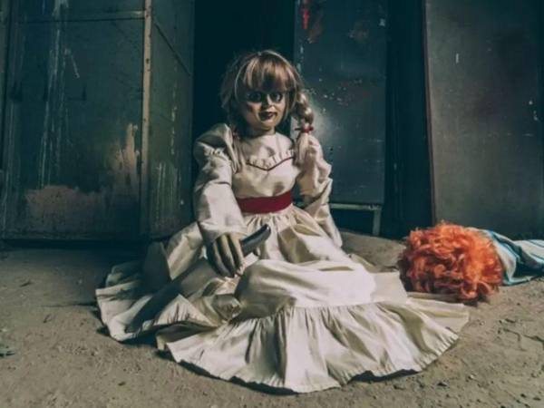 Annabelle es uno de los personajes más terroríficos que se ha cruzado en las salas de cine, al ser una muñeca de porcelana poseída por el demonio. Pero en realidad, la verdadera historia es muy distinta a la que conocemos a través de las películas. El origen de la muñeca parece bastante inocente, hasta que algo se torció...