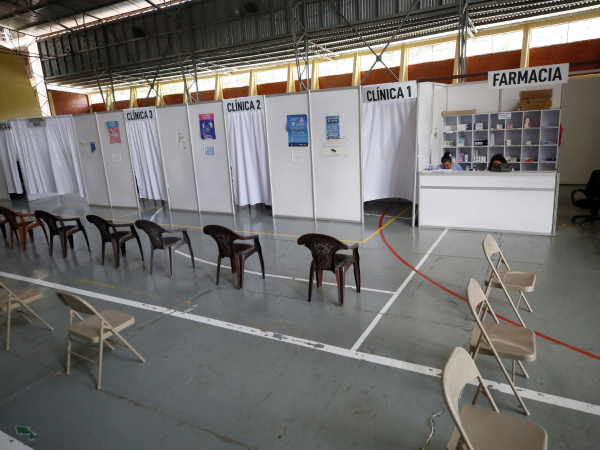 Las altas cifras de casos de dengue en el país han alarmado a las autoridades sanitarias, quienes han decidido tomar medidas y ampliar los centros de atención médica, siendo la Universidad Católica uno de los centros de triaje habilitados. ¿Cómo estará funcionando?