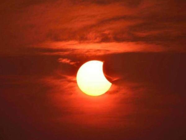 La exposición inadecuada a un eclipse solar puede provocar daños irreparables a la vista. Es por ello que no se recomienda ver directamente el sol ni usar gafas solares comunes.