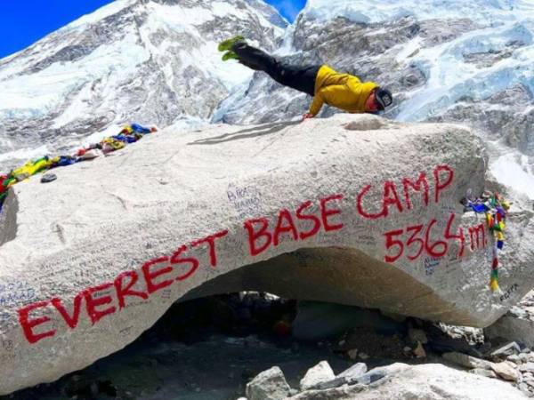 Desde su campamento en el Everest, Ronald Quintero sigue con su travesía por colocar la Bandera Cinco Estrellas en la cima del mundo.