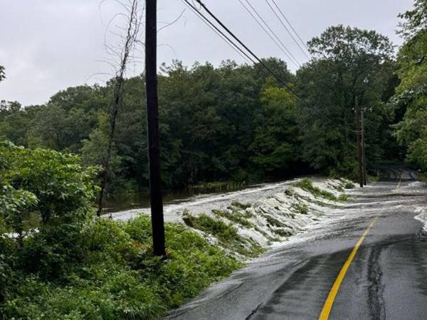 El huracán Ernesto se ha convertido en un ciclón postropical en el extremo norte de la cuenca atlántica, con vientos sostenidos de 110 km/h.