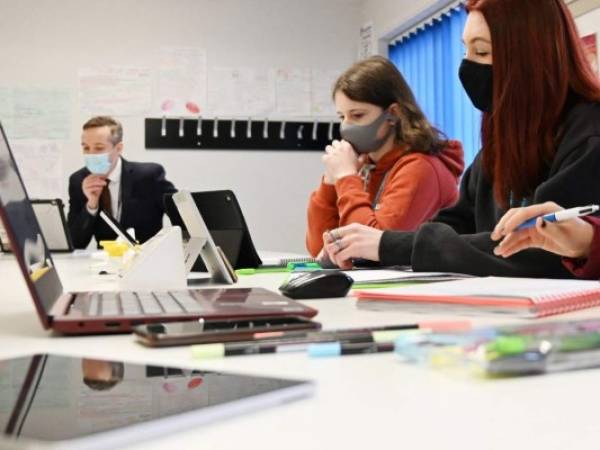 Los primeros en volver a clase fueron los niños de entre 5 a 11 años. Les seguirán, escalonadamente, los estudiantes de secundaria y de bachiller. FOTO: AFP