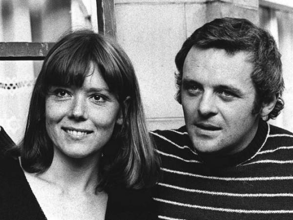 La actriz Diana Rigg y el actor Anthony Hopkins, protagonistas de la obra, llegan al estreno de 'Macbeth' en el Teatro Nacional en Londres. Rigg murió de cáncer el jueves 10 de septiembre del 2020. Tenía 82 años. (AP Foto/Bob Dear, Archivo).