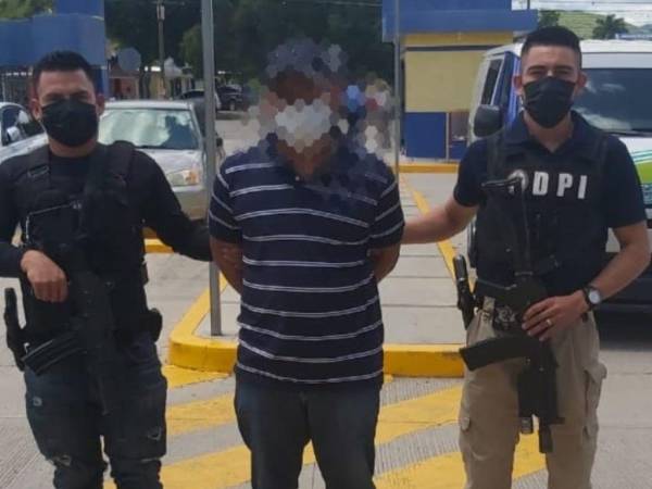 El detenido, fue identificado como Álvaro Misael Ramos, un policía municipal de 39 años.