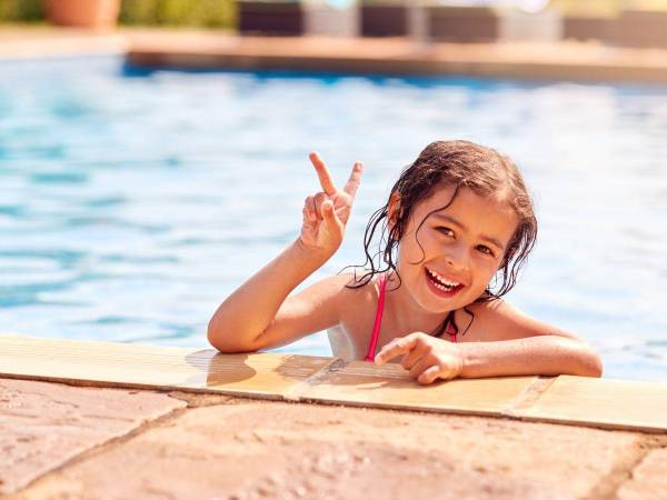 Hay una serie de recomendaciones para que los niños se mantengan resguardados pese al calor.