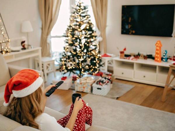 En Nochebuena y Navidad, experimentamos la magia y el amor en dos días especiales. Durante este tiempo, todos anhelamos compartir momentos juntos y disfrutar de la compañía tanto como sea posible. Es por eso que a continuación te traemos un listado de 12 películas navideñas que podrás encontrar en Netflix, Disney+ y Prime Video.