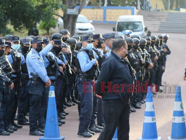 Exposada de manos, Herlinda Bobadilla fue trasladada esta mañana a la espera de abordar el avión de la DEA.