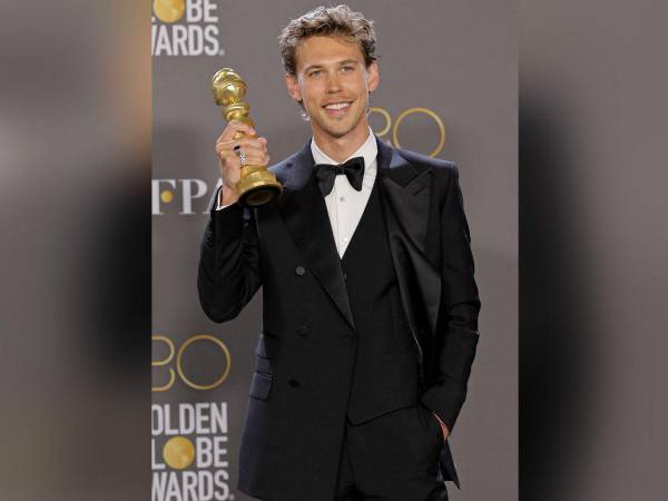 Austin Butler posa con el premio al Mejor Actor en una Película - Drama para “Elvis” en la sala de prensa durante la 80ª Entrega Anual de los Globos de Oro en The Beverly Hilton el 10 de enero de 2023 en Beverly Hills, California.