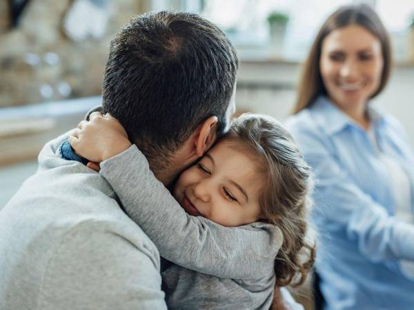 Los abrazos y las caricias son la base de un futuro seguro, feliz y emocionalmente sano para los pequeños.