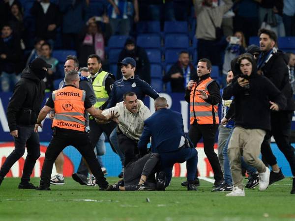 Los aficionados tuvieron que ser controlados por el equipo de seguridad, pues pretendían evitar las celebraciones de los jugadores culés.