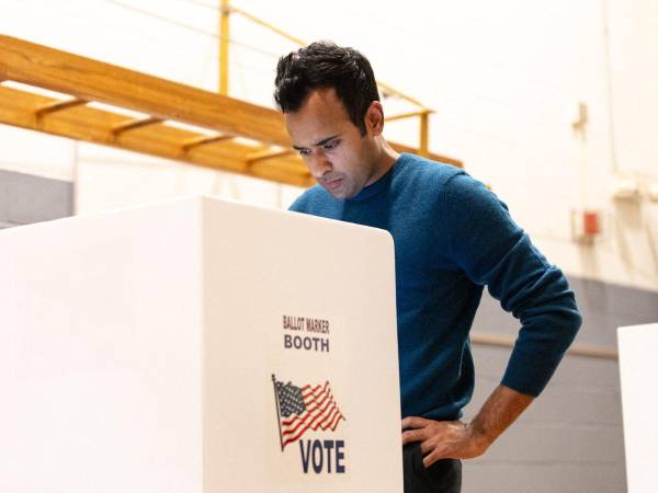 Vivek Ramaswamy, candidato presidencial republicano, llena su boleta el día de las elecciones en Columbus, Ohio.