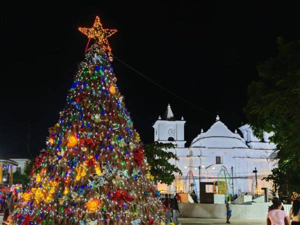 La plaza central de Juticalpa, Olancho, se vistió de gala con el encendido del árbol de Navidad, marcando el inicio oficial de la temporada más esperada del año.