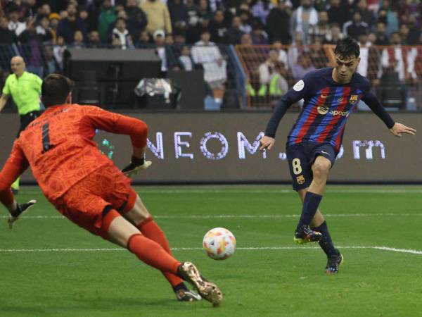 Con un toque sútil, Pedri vence a Courtois y pone cada vez más cerca al Barcelona del título de Supercopa de España.