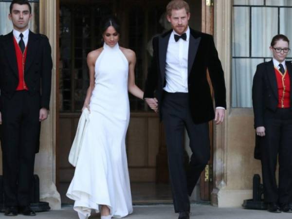 Tras un almuerzo con la familia, Meghan utilizó un vestido de Stella McCartney para su recepción. Foto: AFP