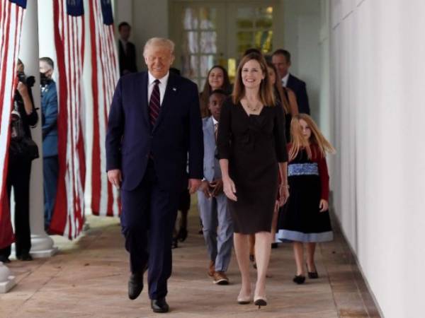 'Amo los Estados Unidos y amo la Constitución de Estados Unidos', declaró Amy Coney Barrett en una breve intervención. AFP.