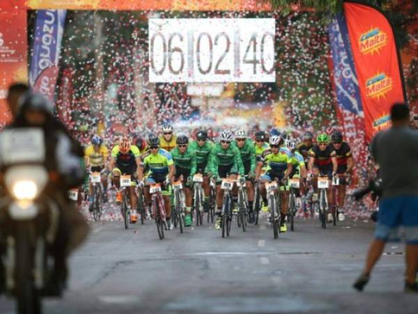 Momento en que salían de la meta los competidores de la Quinta Vuelta Ciclística de EL HERALDO, foto: Alex Pérez.