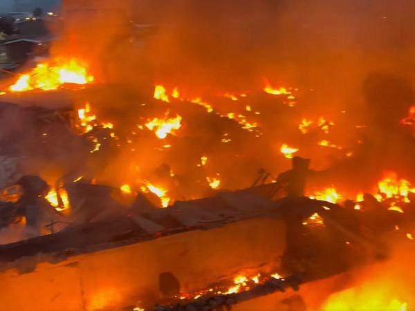 La madrugada de este viernes -27 de octubre- se registró un voraz incendio en el Barrio Abajo del Municipio de La Esperanza, departamento de Intibucá. Esta tragedia dejó a más de 10 locales comerciales quemados. De momento, solo se reportó pérdidas materiales.