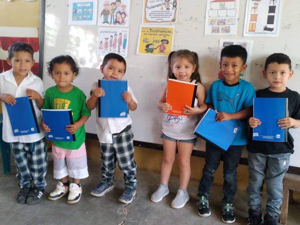 Los más pequeñines del centro educativo fueron los más emocionados al tener en sus manos los nuevos cuadernos.