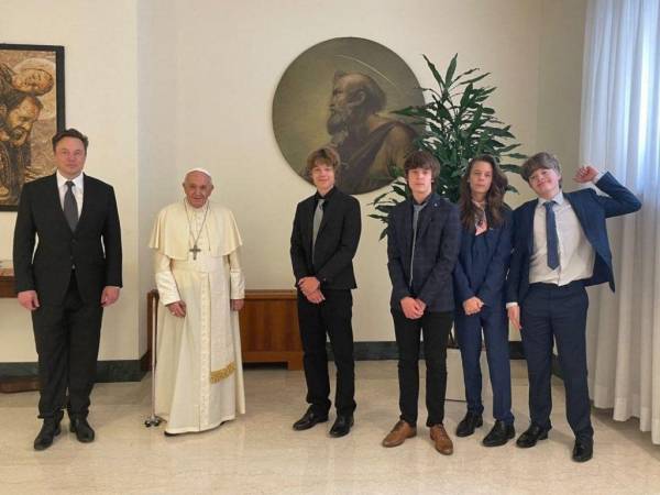 Elon Musk y sus hijos junto al papa Francisco.