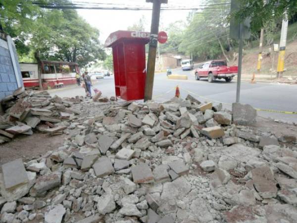 La excavación de aceras para ampliar los carriles en la zona del plantel de la Alcaldía es uno de los trabajos previos.