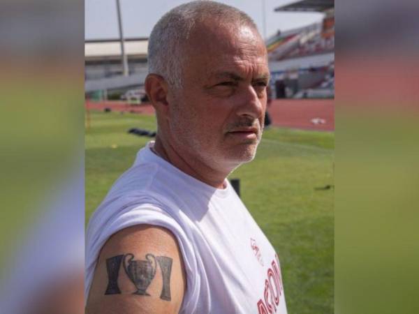 Con los tres trofeos de mayor importancia en Europa tatuados en su brazo, José Mourinho reveló ante el mundo su nuevo tatuaje.