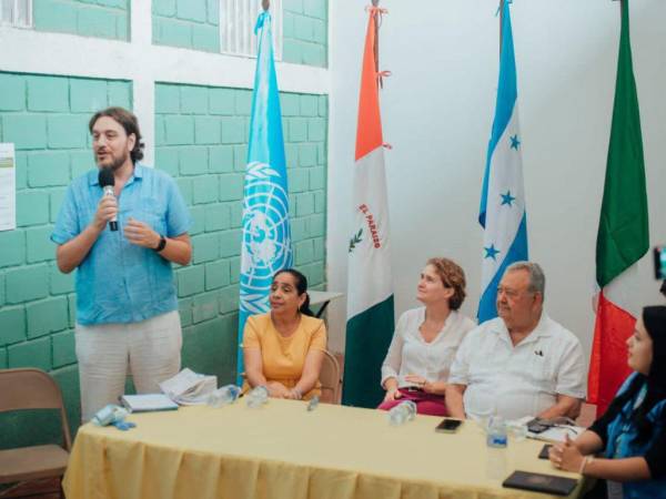 El Padre Ferdinando Castriotti brindó un emotivo discurso durante la inauguración del centro de descanso para migrantes.