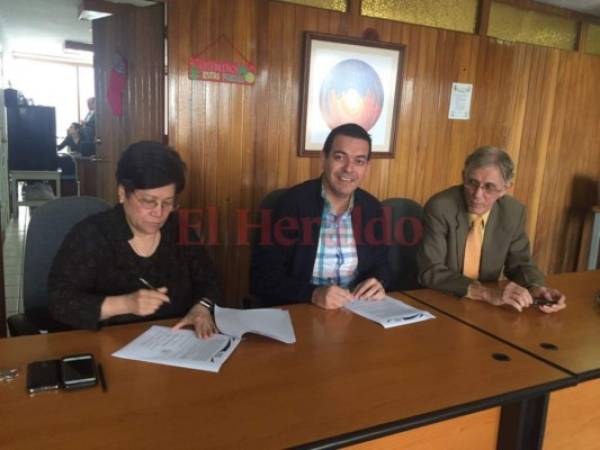 En la reunión estuvieron presentes los representantes del CMH, Secretaría del Trabajo y la Junta Interventora del IHSS.