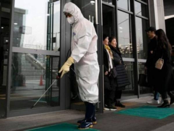 Toda esta demora, a criterio de los investigadores de Texas, significó una grave pérdida de tiempo en las primeras fases de la pandemia, en donde una rápida respuesta pudo haber marcado la diferencia en cuanto a la difusión del brote. Foto: AFP