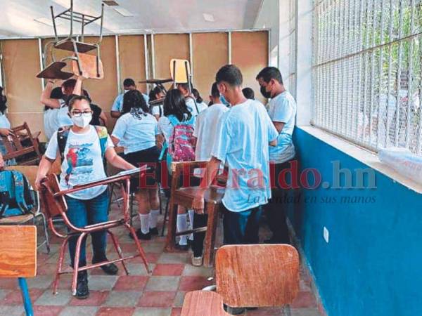 Los jóvenes de séptimo no reciben más clases en el piso.