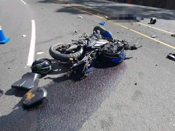 El cuerpo del motociclista quedó tendido en el pavimento luego del fatal choque contra una camioneta.