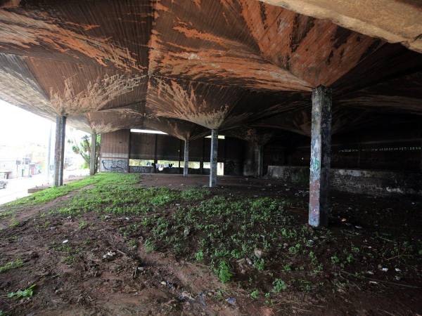 Aunque las paredes del edificio están destruidas y rayadas por indigentes que viven en el lugar, el techo se mantiene erguido a pesar del tiempo.