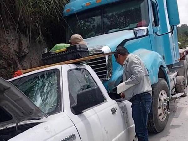 Rastra sin frenos impacta pick up y deja dos heridos en Taulabé