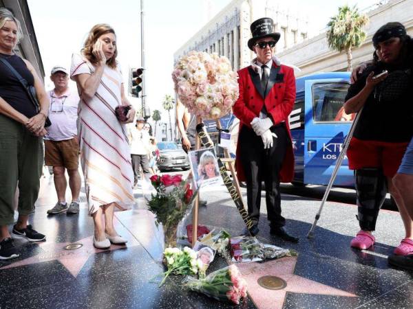 Los fans colocaron flores en la estrella de Olivia Newton-John en el Paseo de la Fama de Hollywood en California.