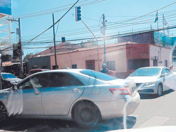 Giros para retornos en zonas prohibidas en el edificio rojo.