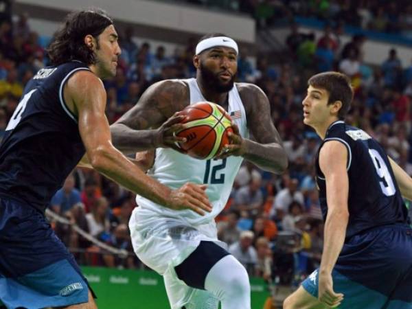 DeMarcus Cousins trata de ingresar entre Scola y Brussino de Argentina.