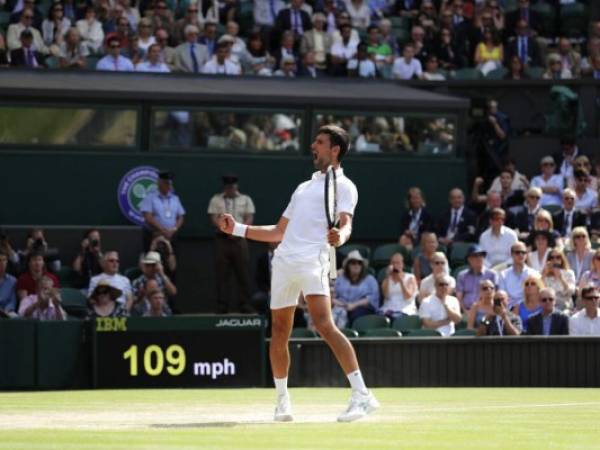 El serbio Novak Djokovic celebra tras vencer al español Roberto Bautista Agut en semifinales en Wimbledon. Foto: AP.