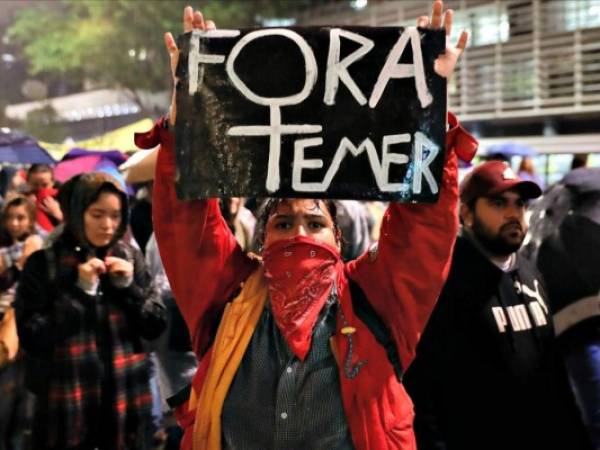 Simpatizantes del Partido de los Trabajadores, a fin a los expresidentes Lula da Silva y Dilma Rousseff exigen la salida de Michel Temer en una marcha en Sãa Paulo. Foto: Agencia AP / El Heraldo.