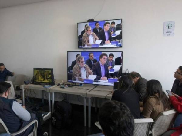 Periodistas miran el proceso en el tribunal de paz en Bogotá. (AP Photo/Ivan Valencia)