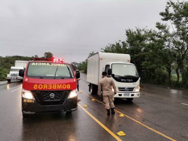 El camión fue reportado varado, con las luces encendidas en medio de la carretera y en contravía, lo que llamó la atención de los demás conductores.