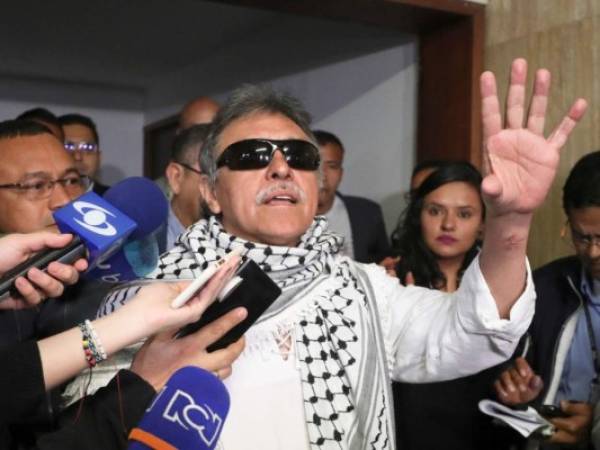 Santrich, de 52 años, juró y firmó el acta de posesión en medio de la polémica. Foto: Agencia AP.