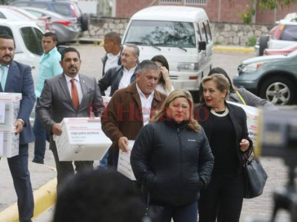 Los diputados acusados llegaron con cajas que, según ellos, contenían las pruebas que demuestran su inocencia.