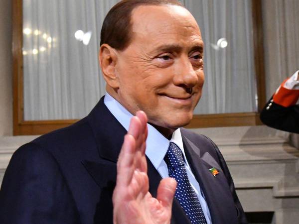 Berlusconi, un magnate famoso por sus habilidades políticas, pero también por sus líos judiciales y escándalos sexuales.