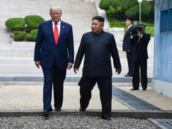 En esta foto de archivo tomada el 30 de junio de 2019, el líder de Corea del Norte, Kim Jong Un, junto al presidente de Estados Unidos, Donald Trump. Foto AFP