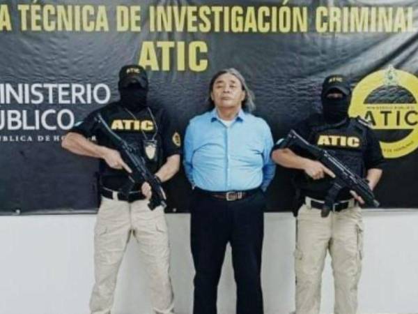 Agentes de la Agencia Técnica de Investigación (Atic) muestran al detenido.